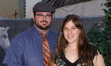 is mayim bialik a lesbian|Mayim Bialiks Former Husband, Kids, Who Shes。